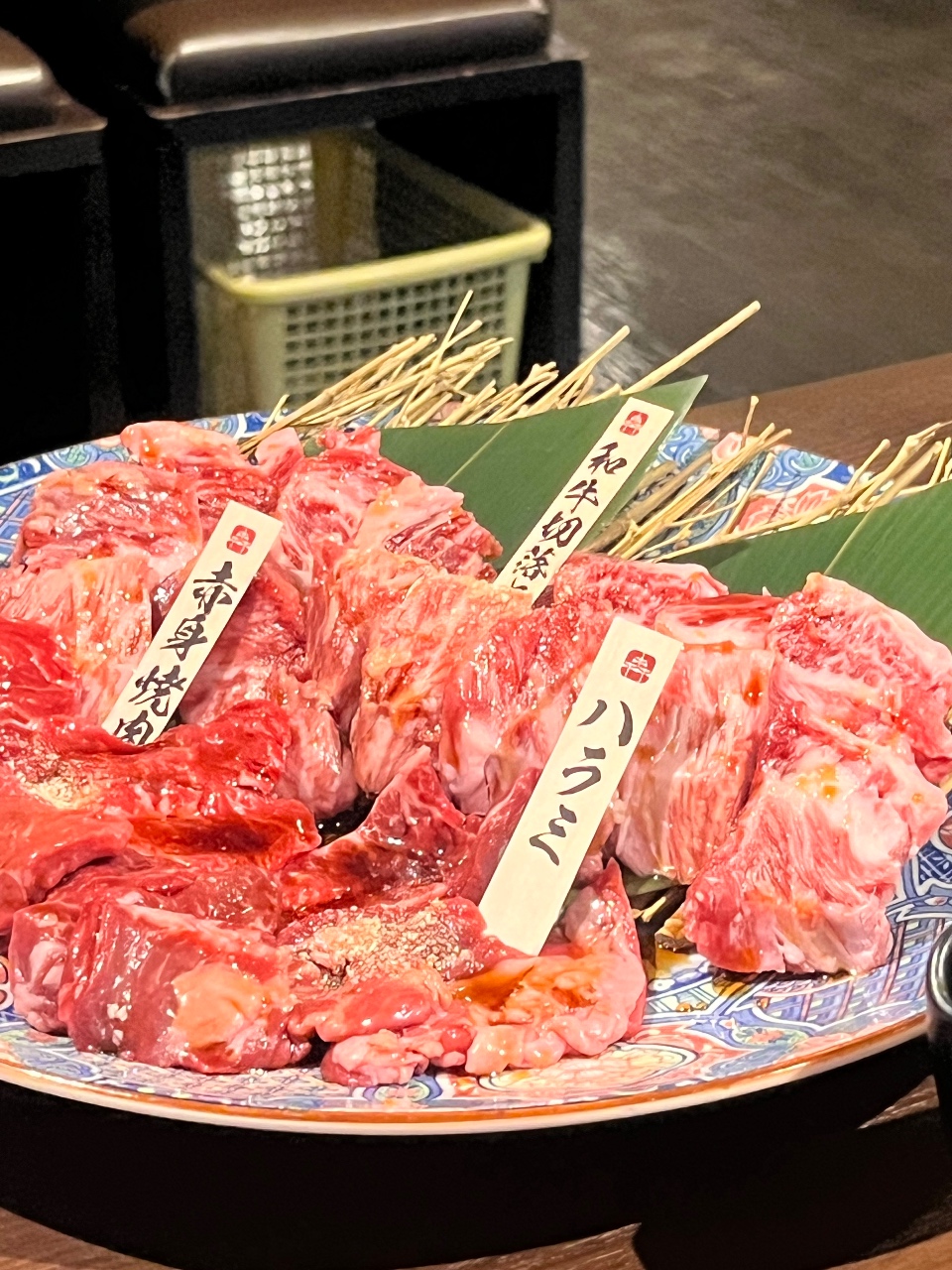 식탁에 차려진 소고기와 야채, 꼬치