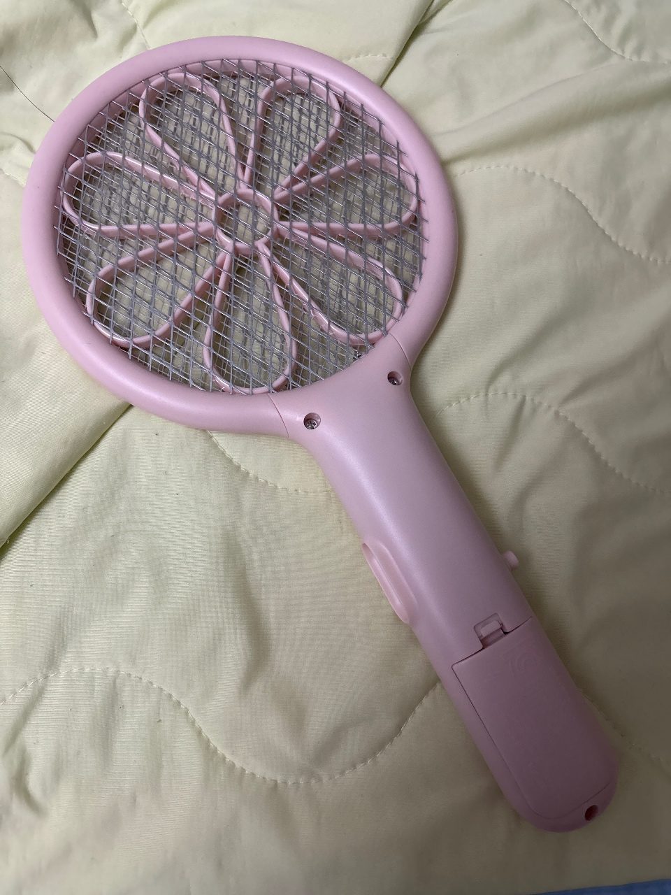 요즘 침대 맡 필수품