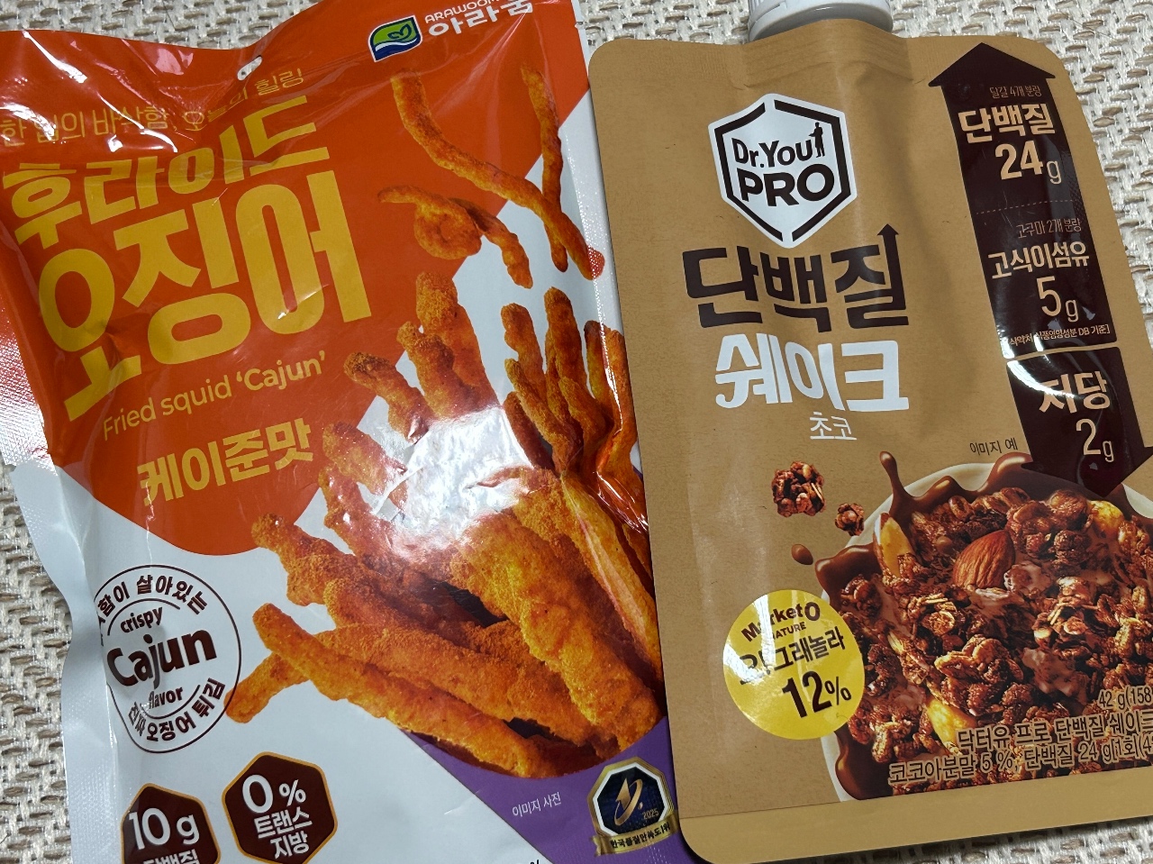 튀김 오징어와 단백질 쉐이크 제품