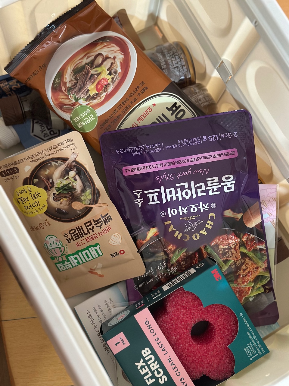 용기에 담긴 라면, 국물, 반찬 등 한식 식품과 간식