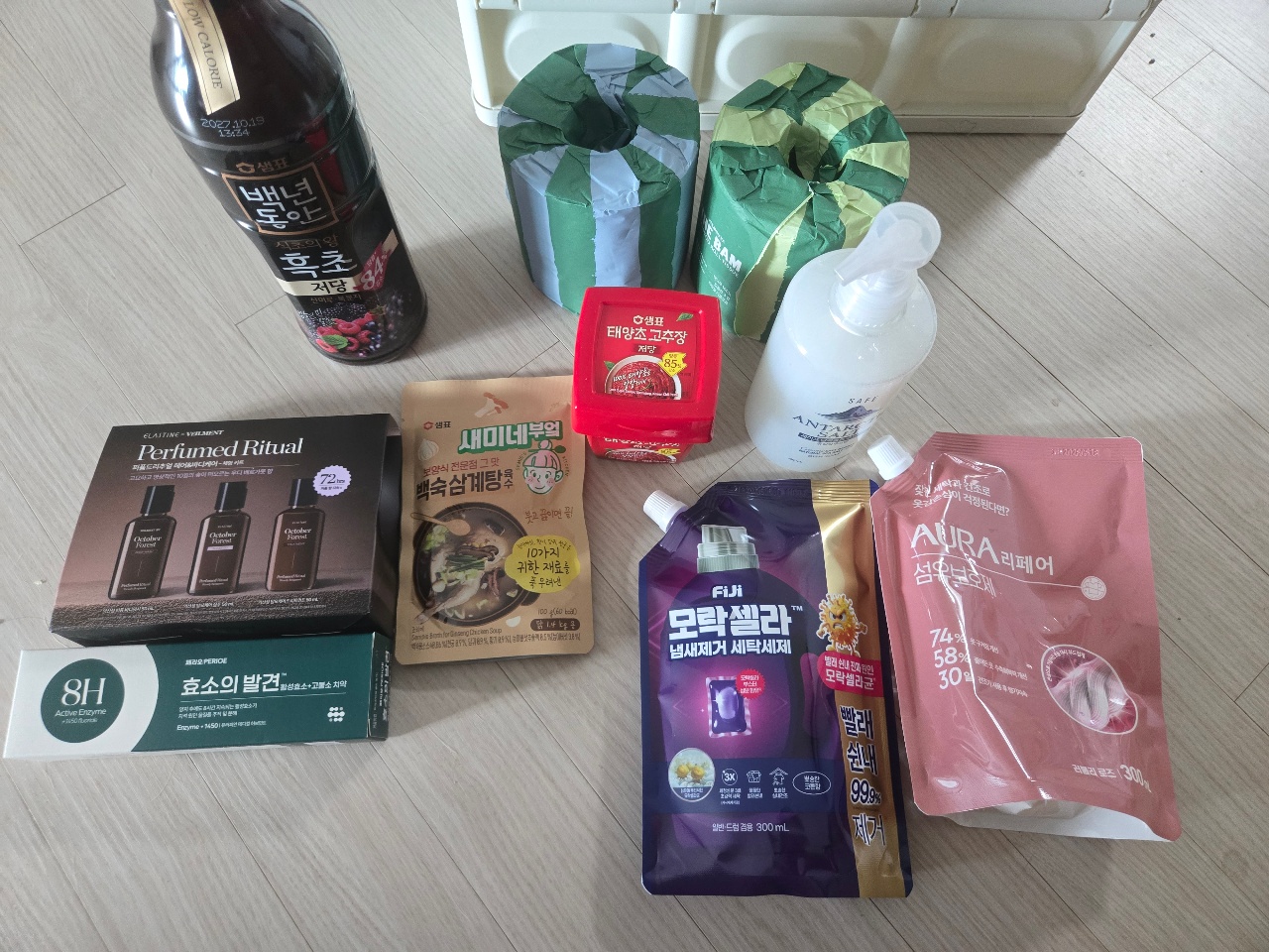 식탁에 정렬된 화장품, 세제, 식품 등 생활용품