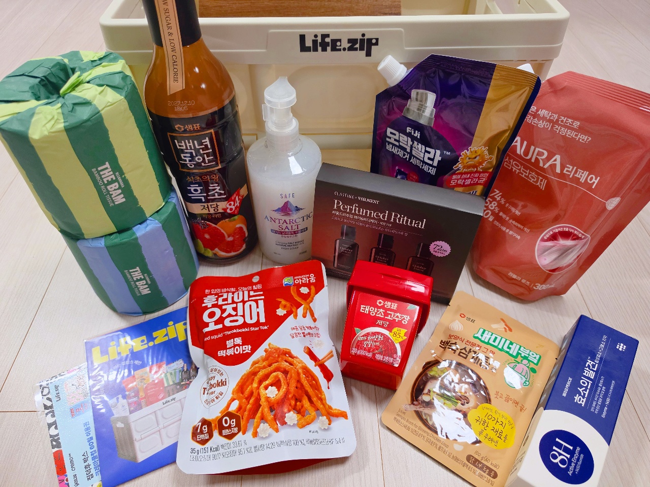 Life.zip 상자에 담긴 음식, 음료, 화장품, 스킨케어 제품 모음
