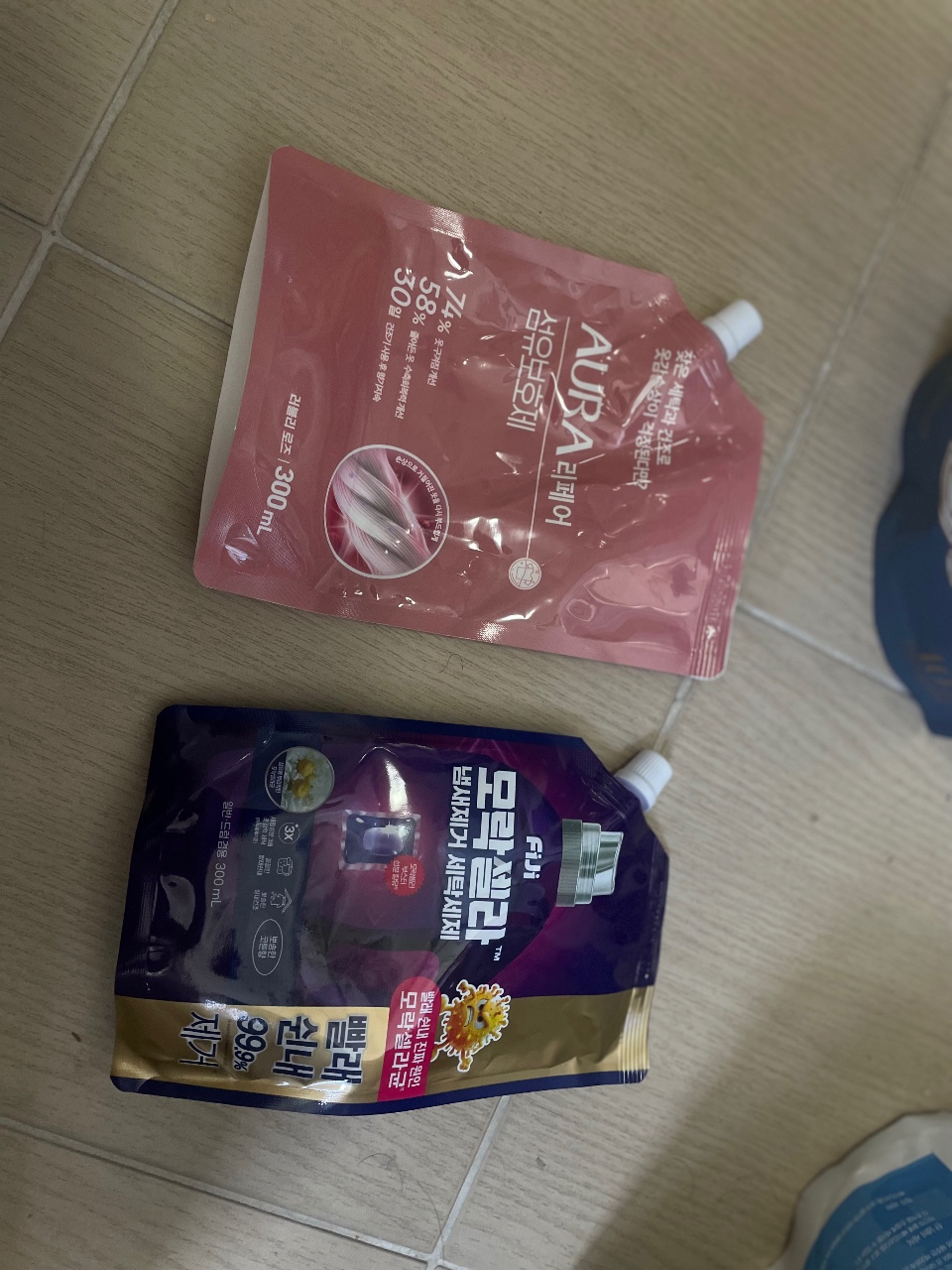 바닥에 놓인 분홍색과 보라색 팩 제품들