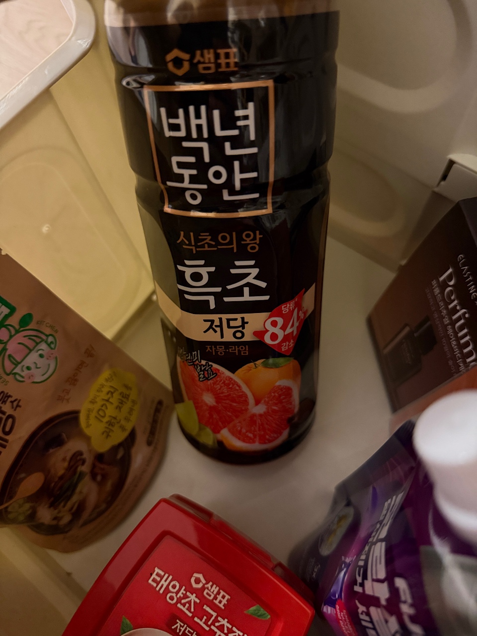 테이블에 놓인 한국 식품 패키지와 음료 병