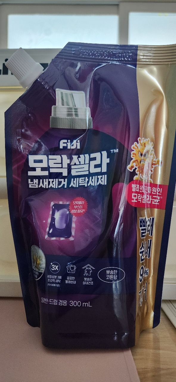 세제 제품이 놓인 실내 창가