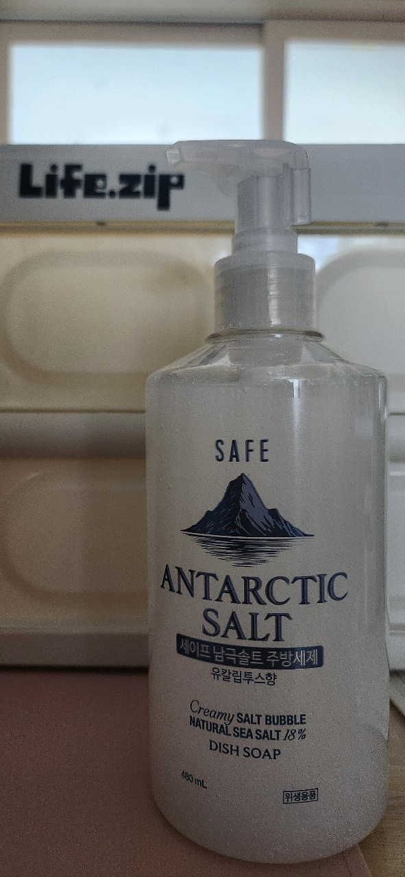 Life.zip 브랜드 선반에 놓인 Antarctic Salt 거품 식기 세정액