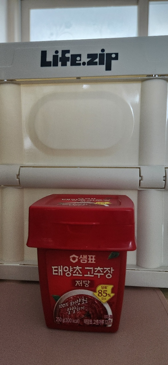 창가 선반에 놓인 고추장과 화장지