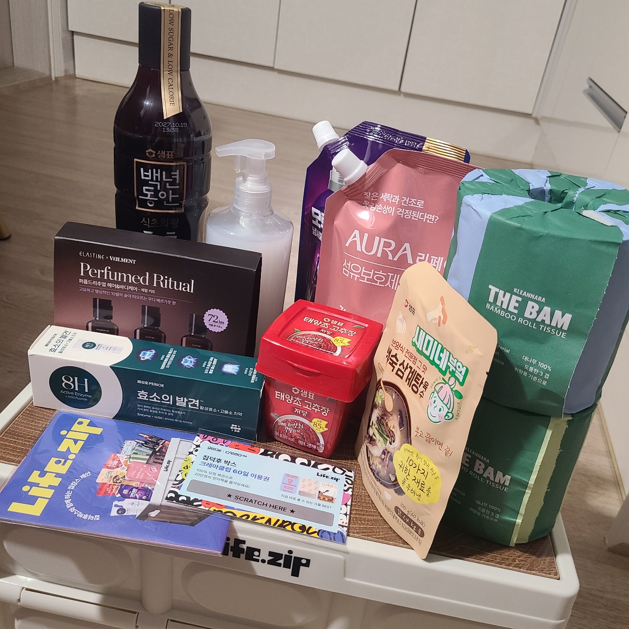 화장품, 세제, 휴지 등 생활용품이 정리된 욕실 선반