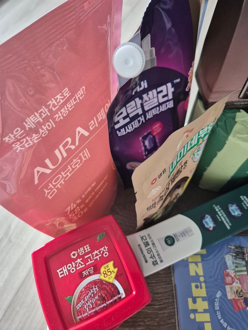 한글 텍스트가 인쇄된 화장품·식품 패키지들