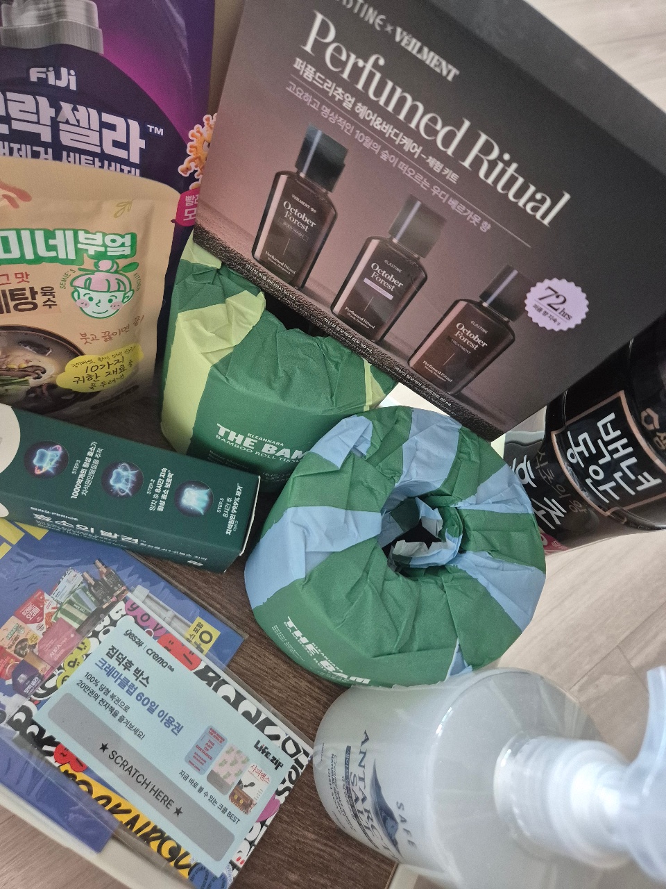 한국 화장품과 식품, 향수, 에코백 등 쇼핑 물품들