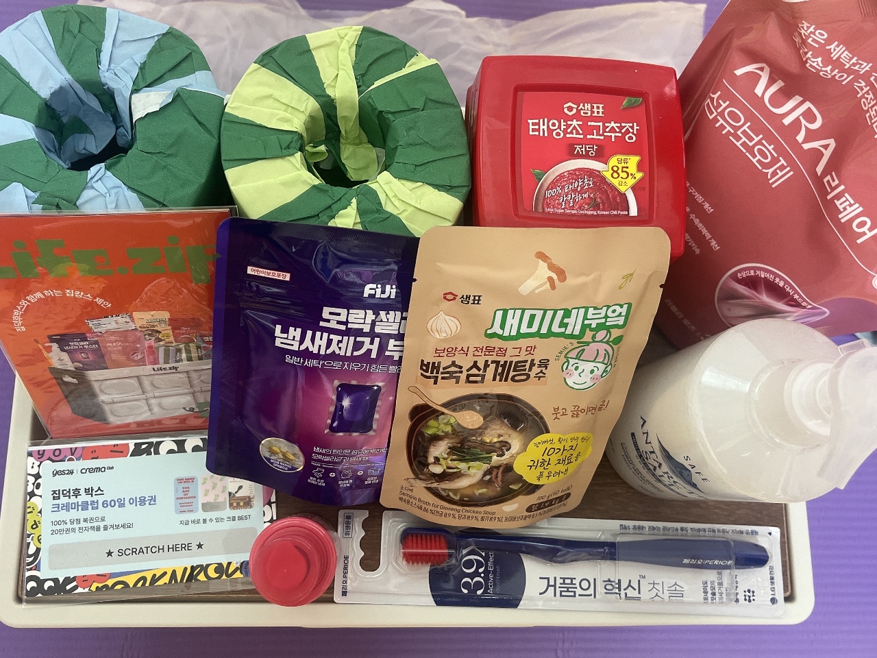 한국 식품과 생활용품으로 구성된 선물세트 패키지