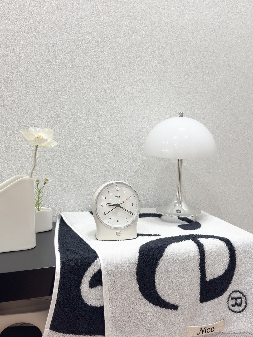 예쁜 조명과 시계