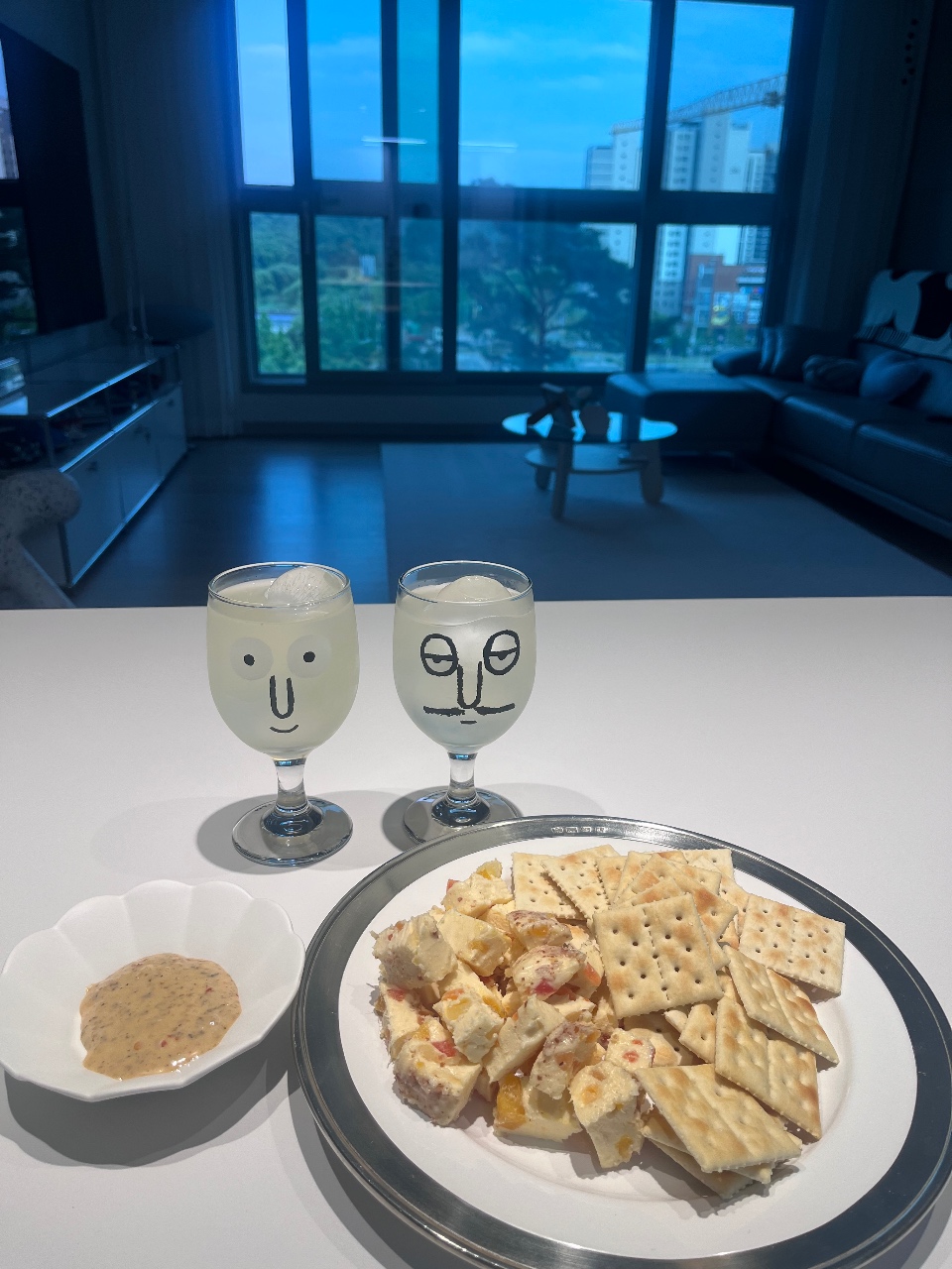 치즈와 크래커 그리고 ㅋㅋ🧀🍷
