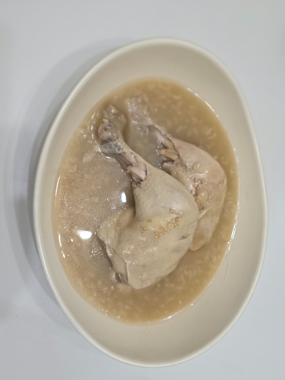 육수에 담긴 닭다리와 닭가슴살