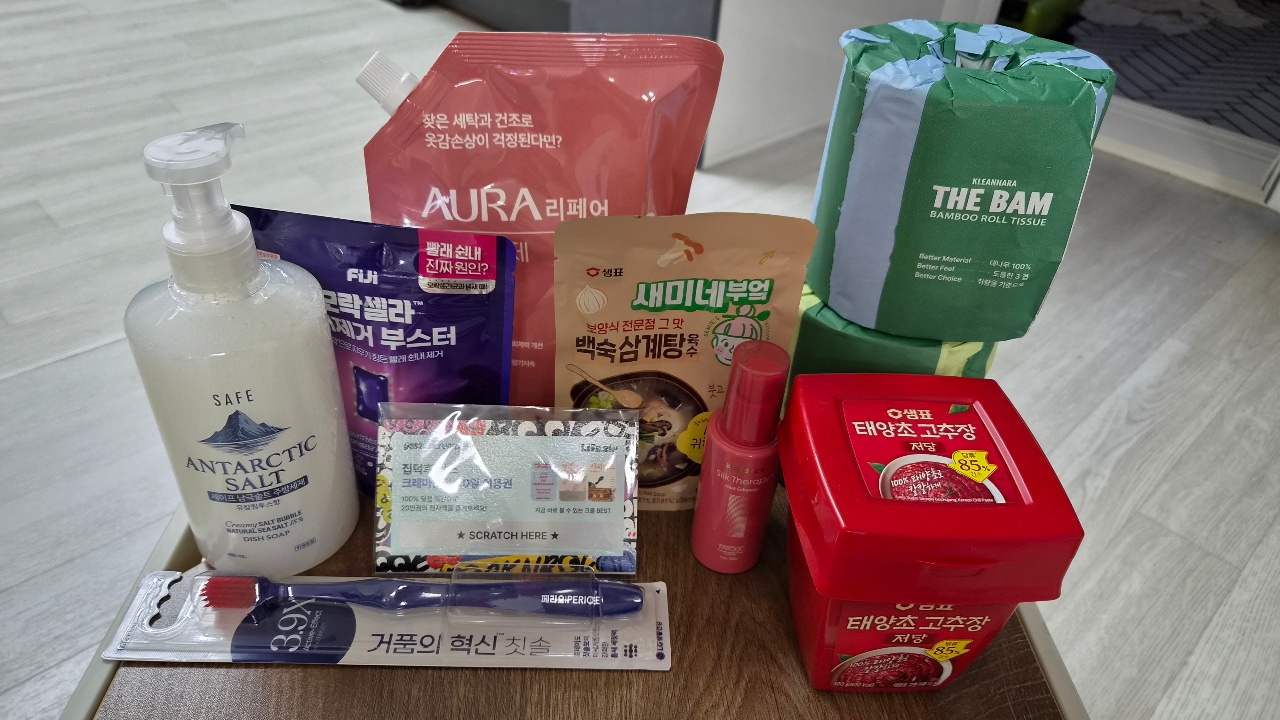 식탁에 펼쳐진 바디워시, 티슈, 반찬, 칫솔 등 생활용품