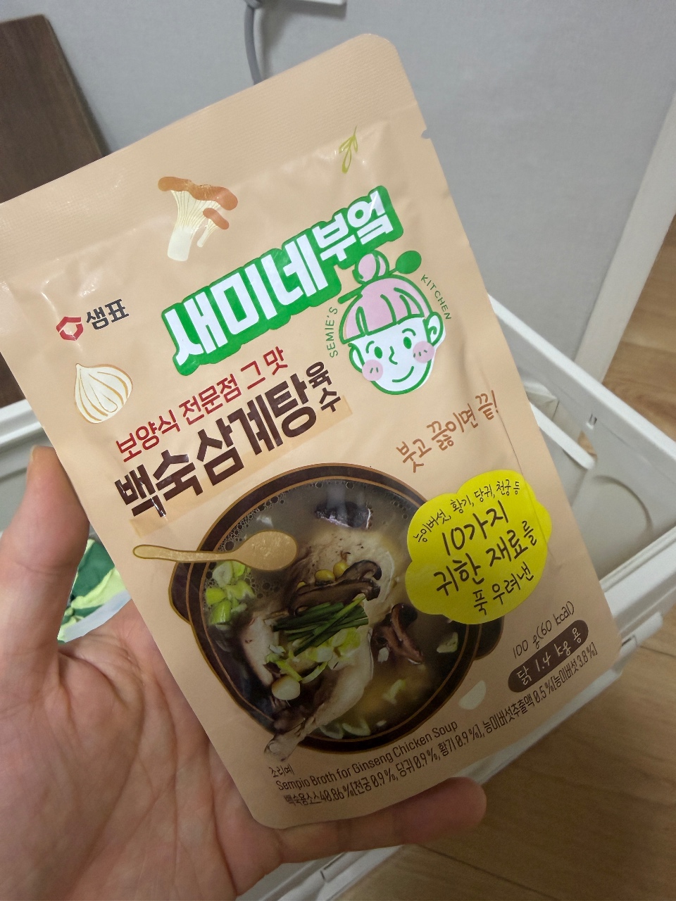 한국 브랜드의 백숙 국물 패키지 제품