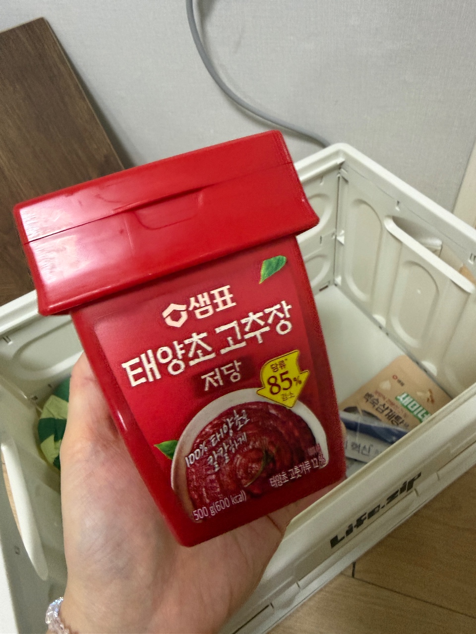 냉장고 서랍에 보관된 빨간 용기의 고추장