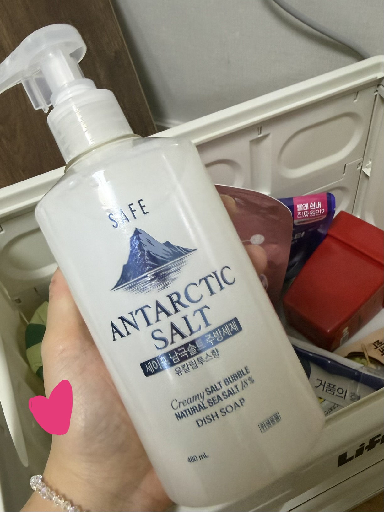 욕실 선반에 놓인 손 세정제 병