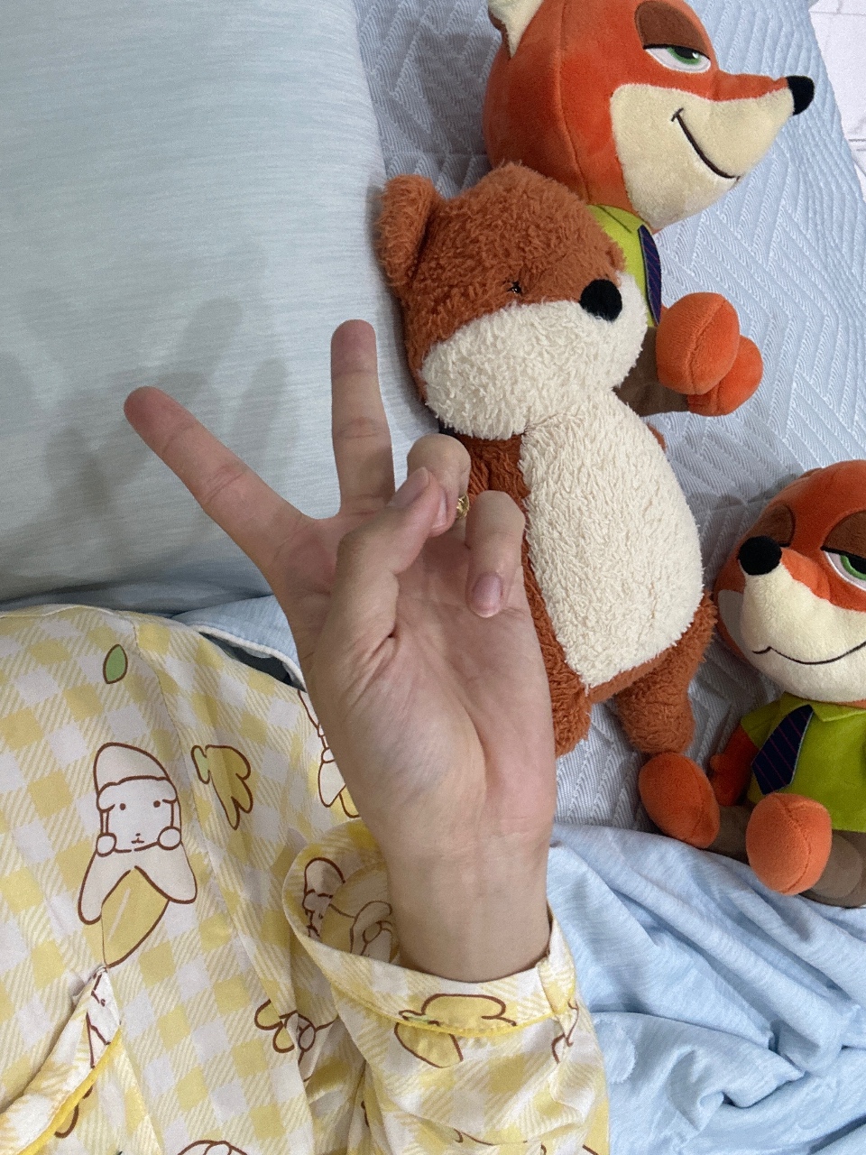 저는 침대에서 책을 읽어요!