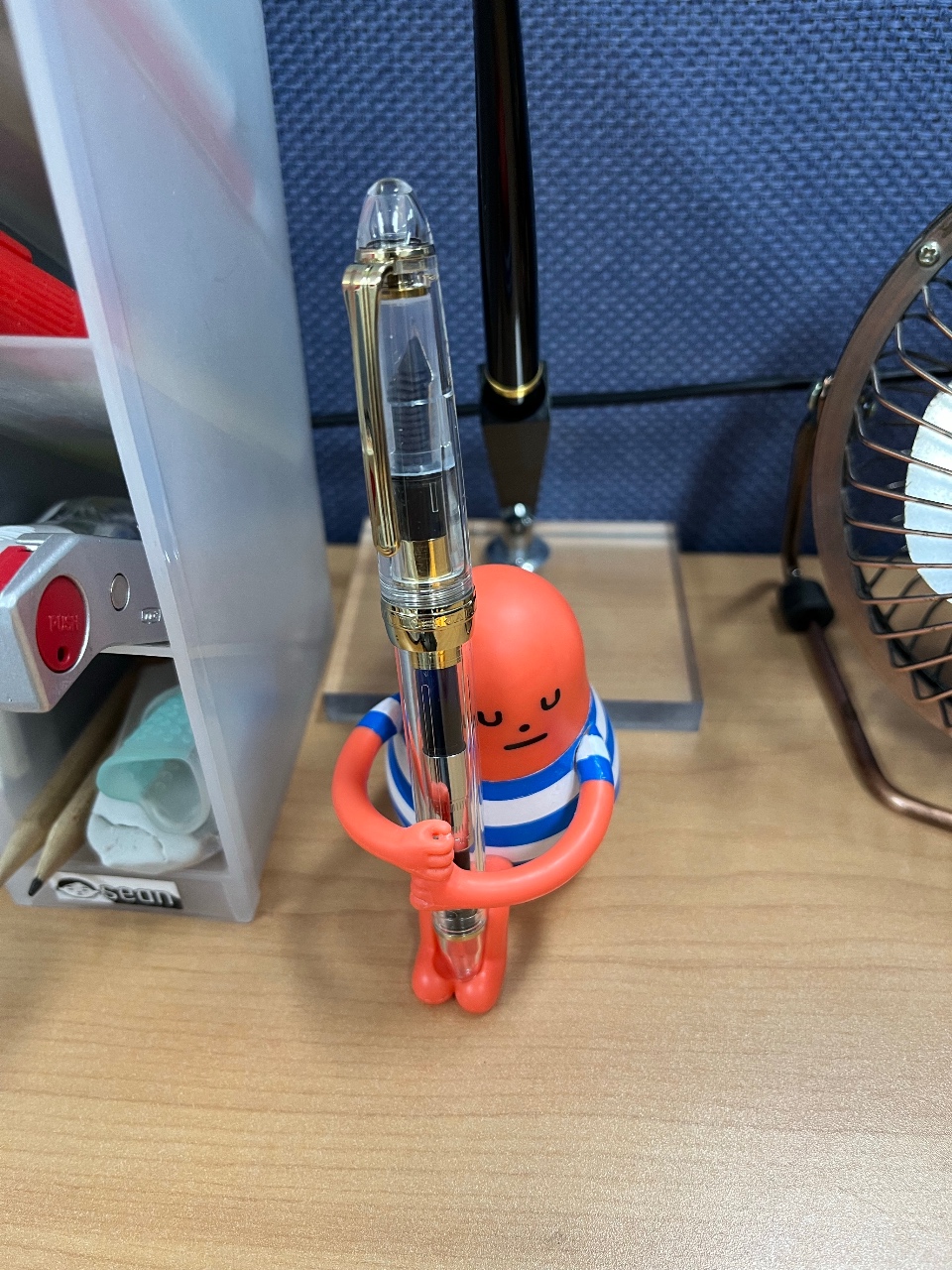 책상 위 펜