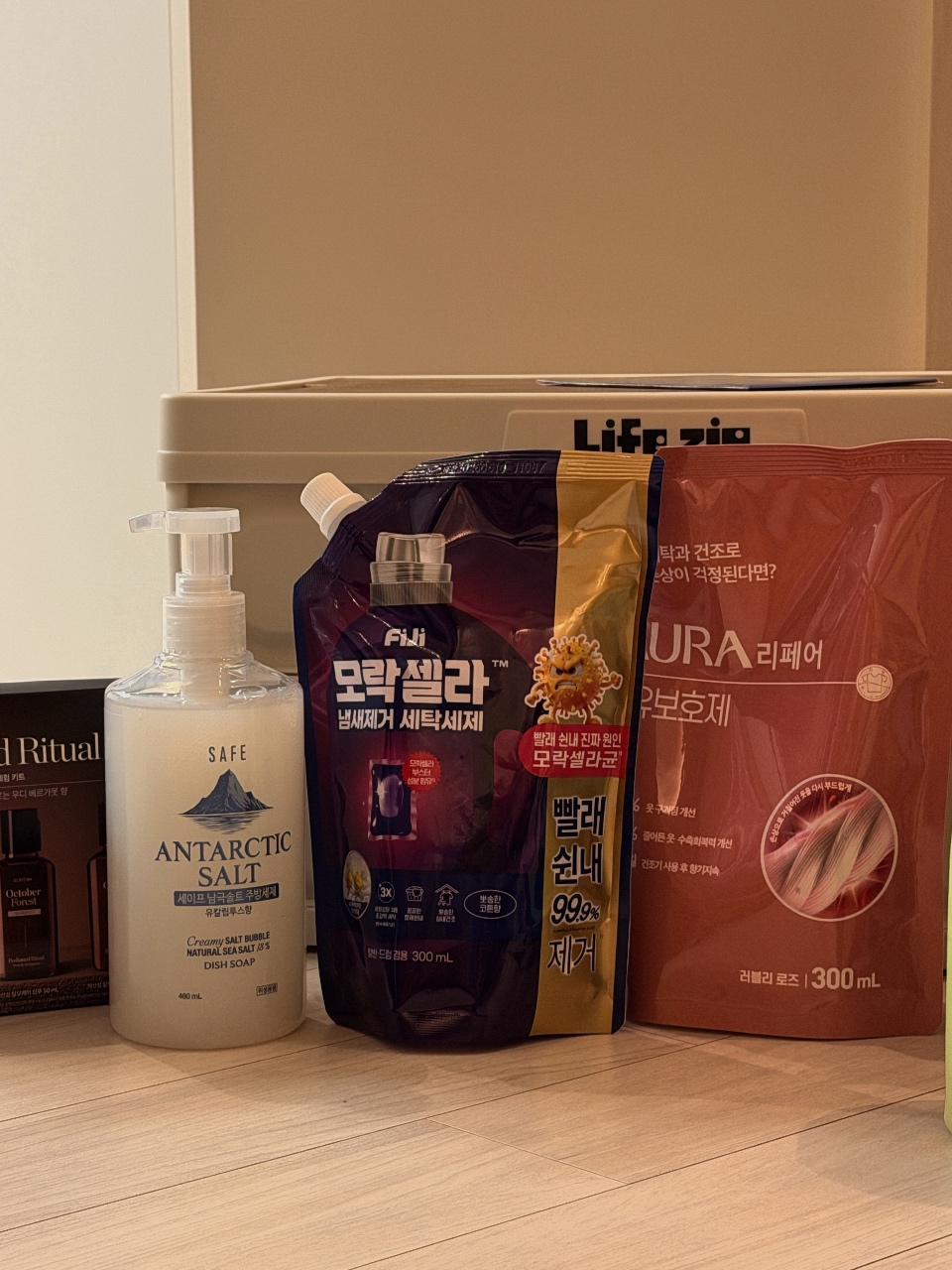 욕실 선반에 정렬된 바디워시, 샤워 젤, 헹굼제 등 목욕용품
