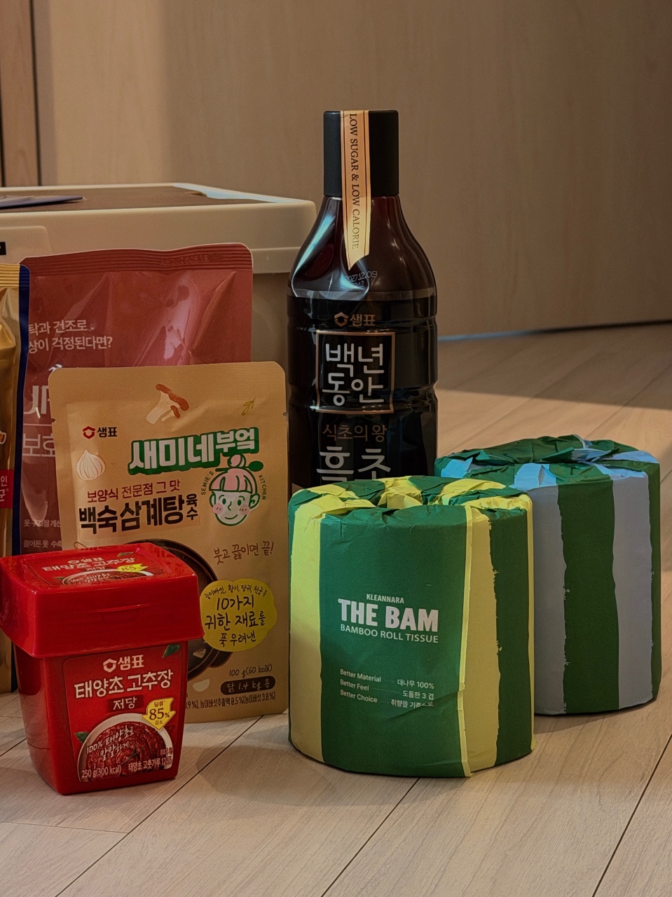 식탁에 놓인 반찬, 소주, 휴지 등 생활용품