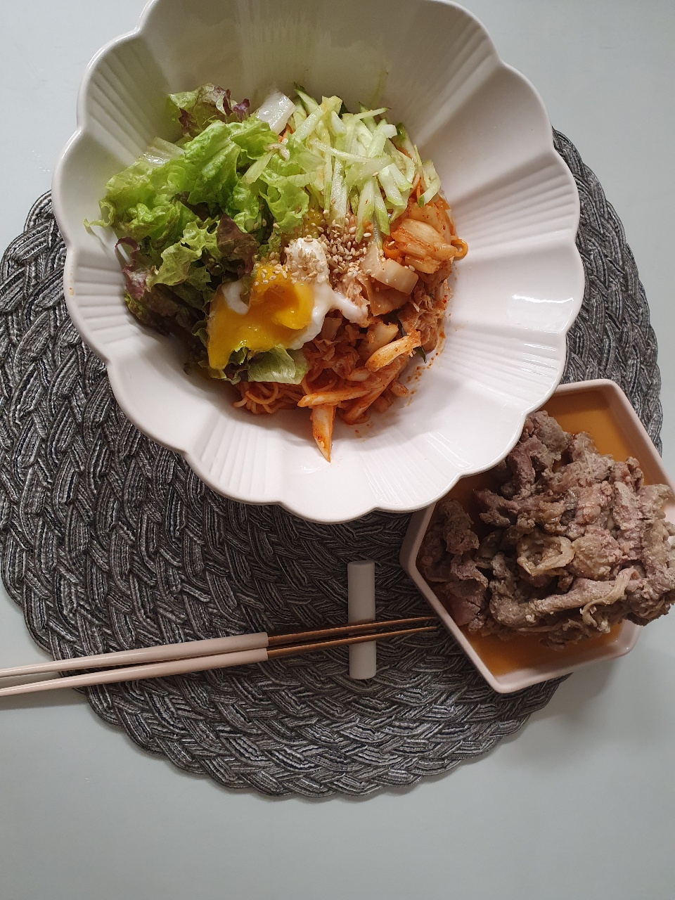 비빔국수와 고기