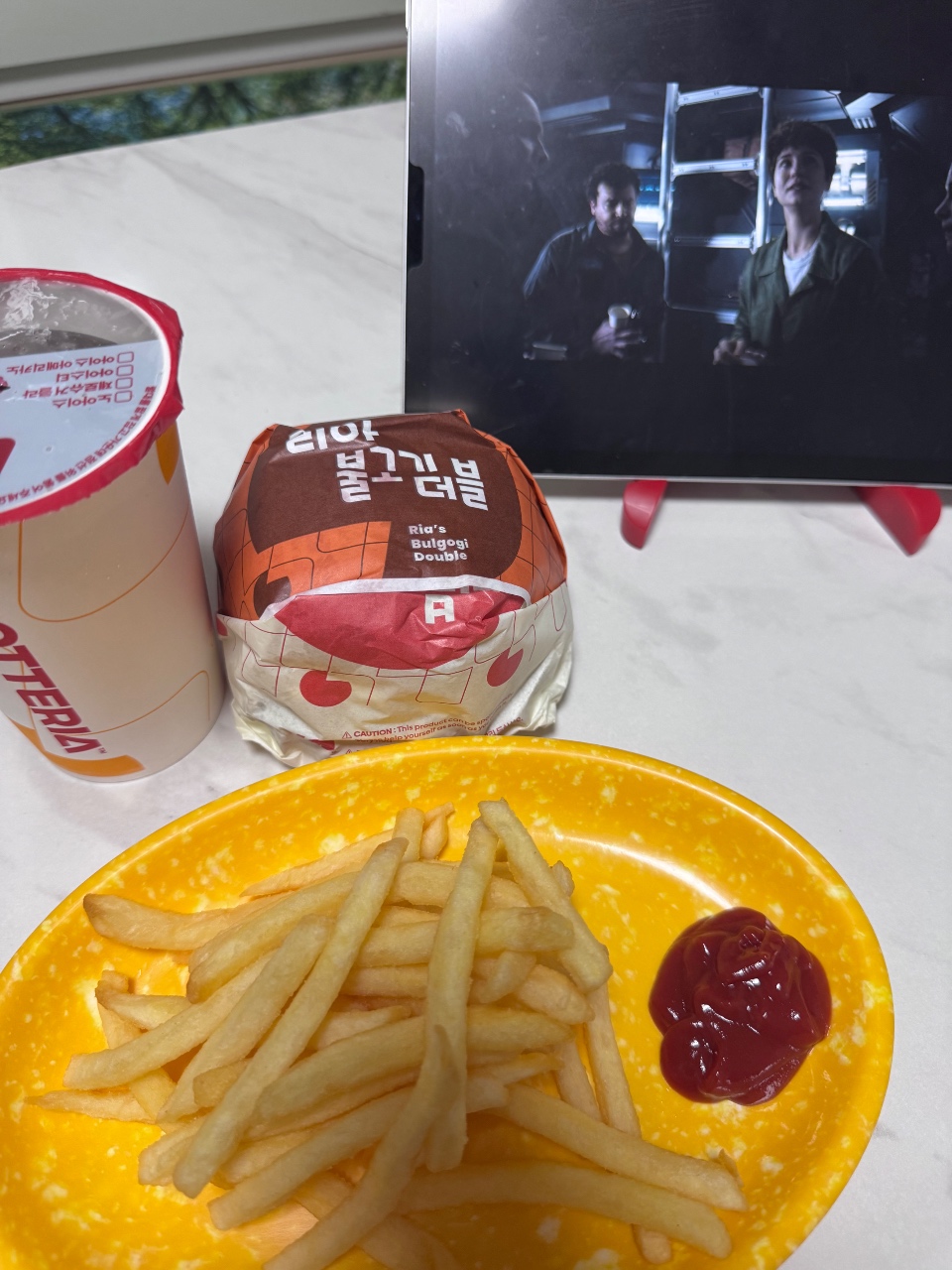 오늘은 영화보며 🍔