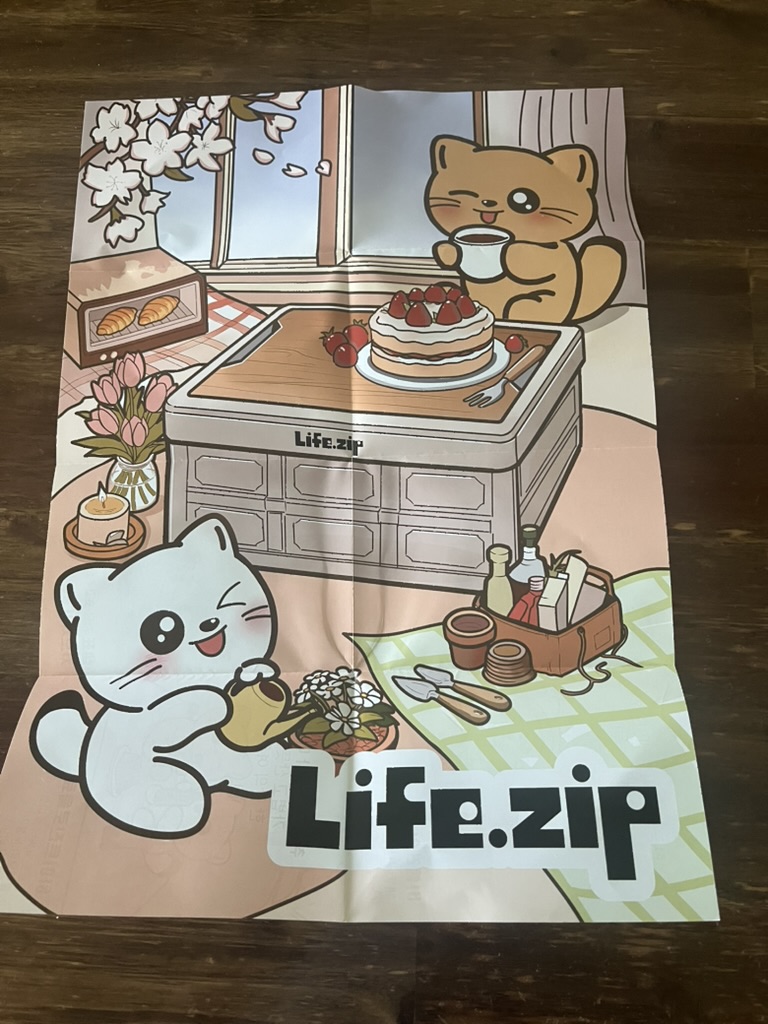 주방에서 케이크를 만드는 고양이 인형과 캐릭터가 그려진 포스터