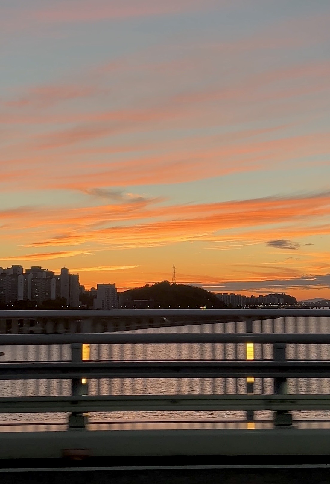 화려한 요즘 하늘