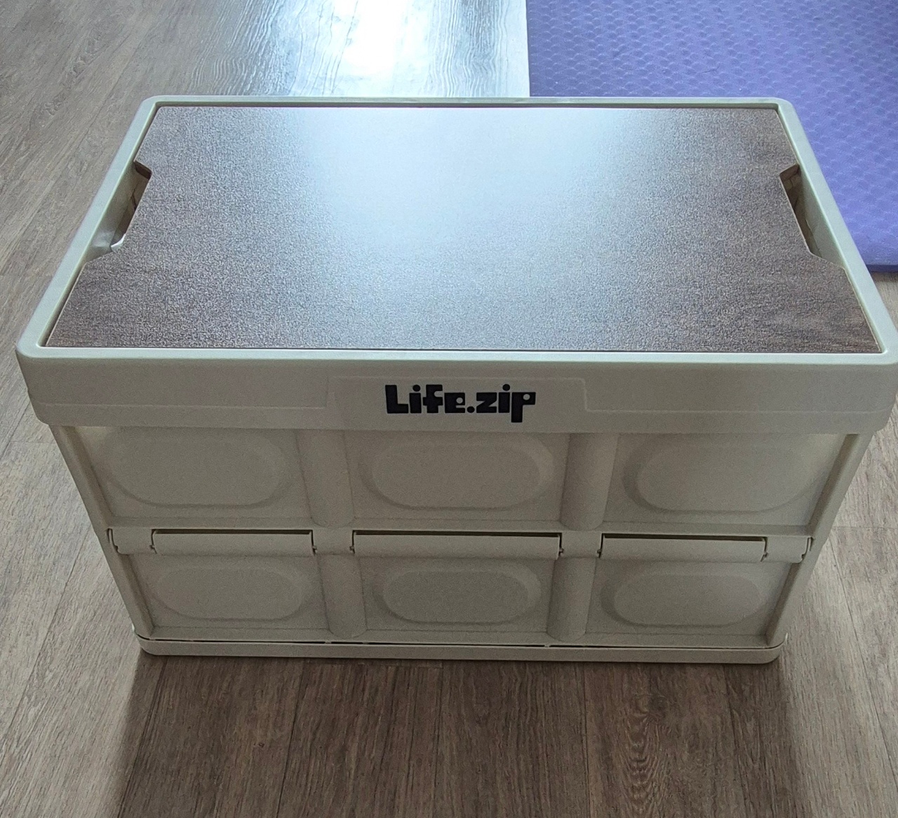 Life.zip 브랜드의 수납 바구니와 트레이