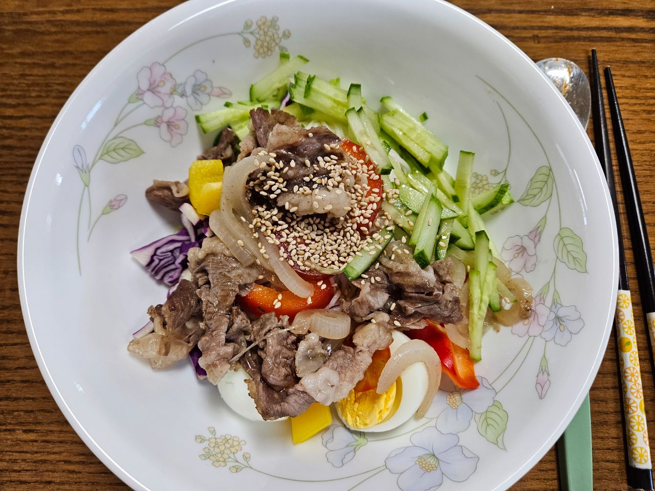 차돌박이 올린 비빔국수