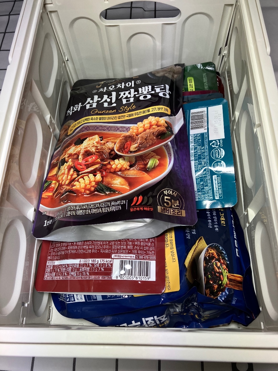 냉동고에 보관된 라면과 해산물 음식 패키지