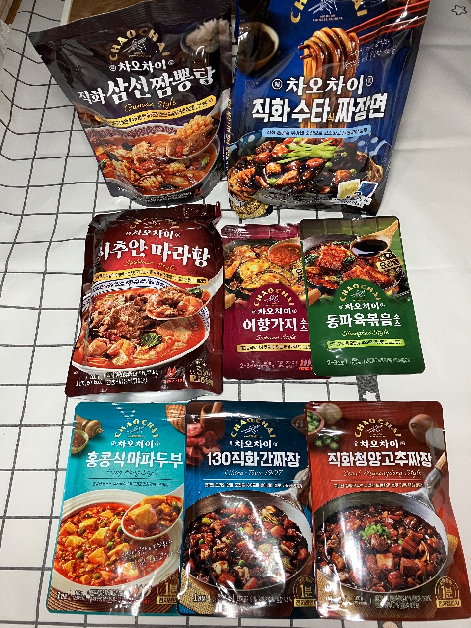 다양한 종류의 한식 요리 소스 패키지들