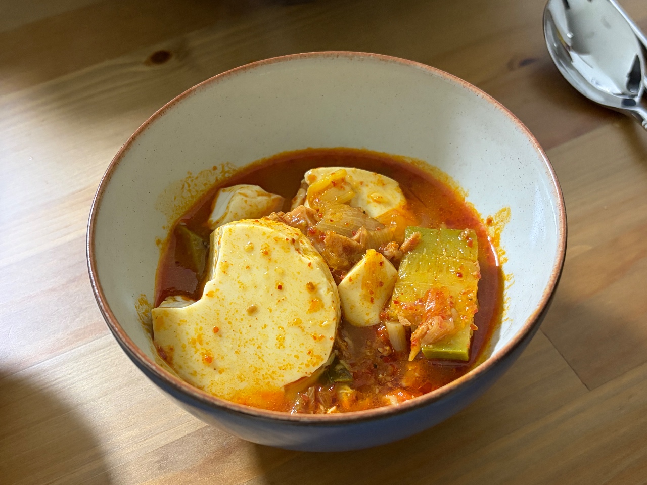 동글 동글 순두부찌개
