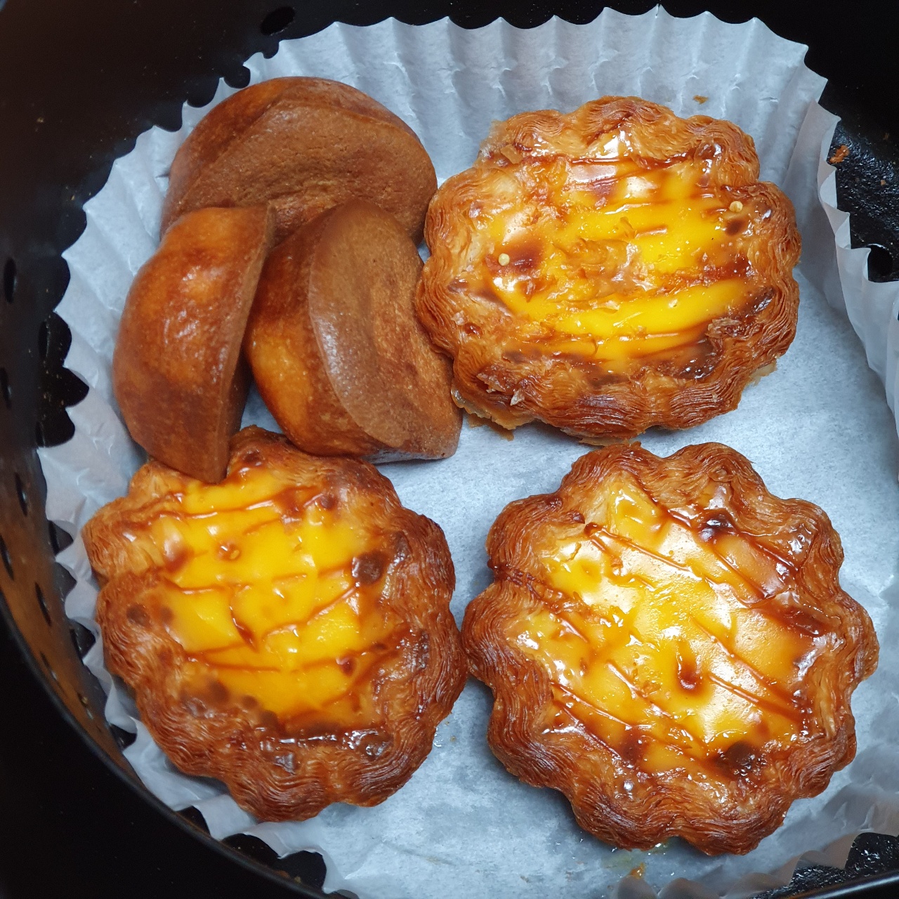 종이 위에 놓인 치즈 토스트와 단호박 패스트리