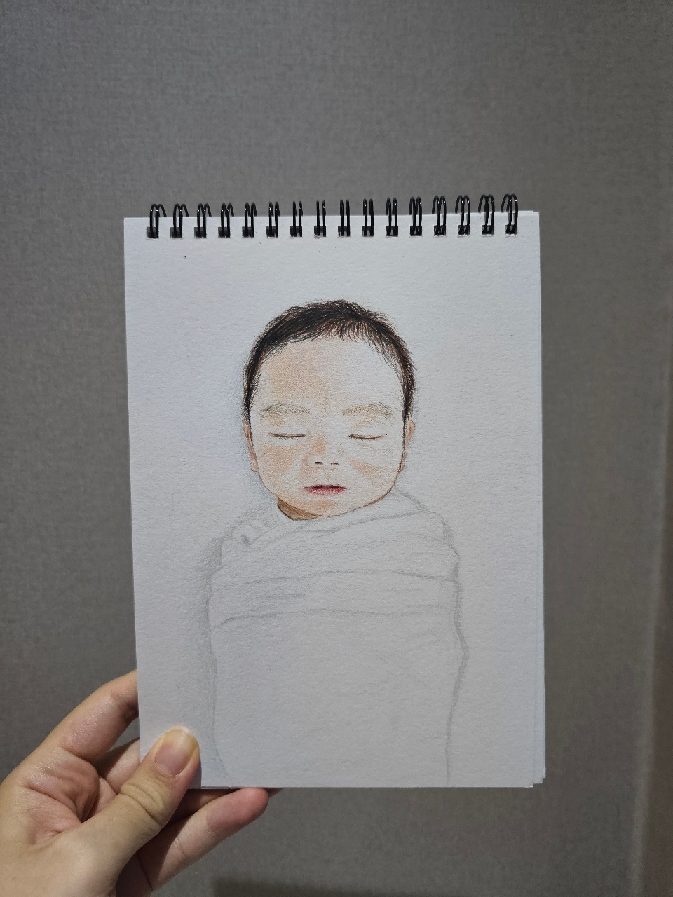 생후 9일차 아기 색연필 드로잉 그리는 중!