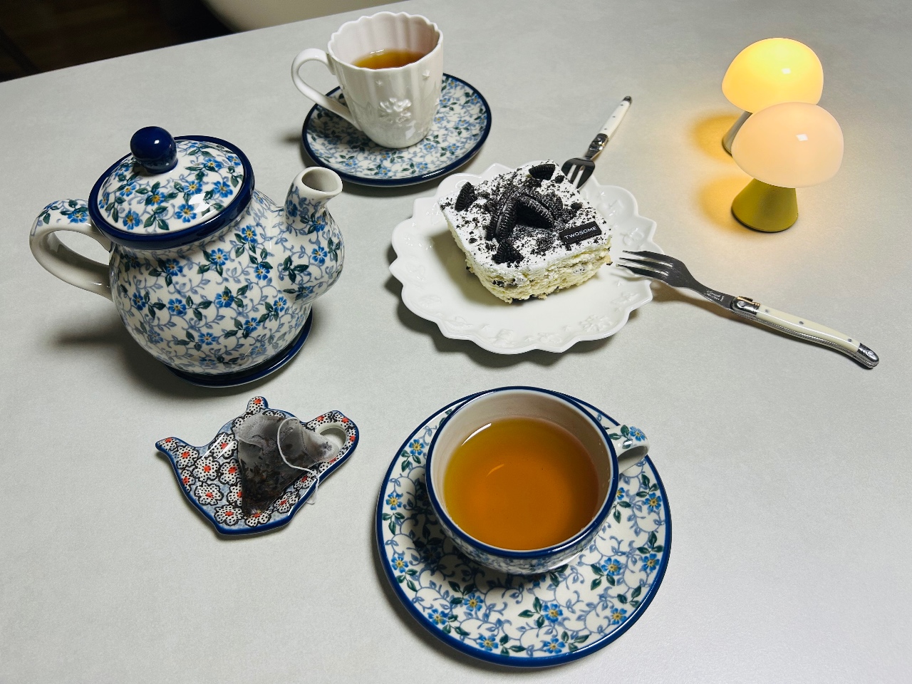 집에서 엄마랑 티타임 🍰☕️🫖 (💙💛물망초 , 아박🤍🖤)