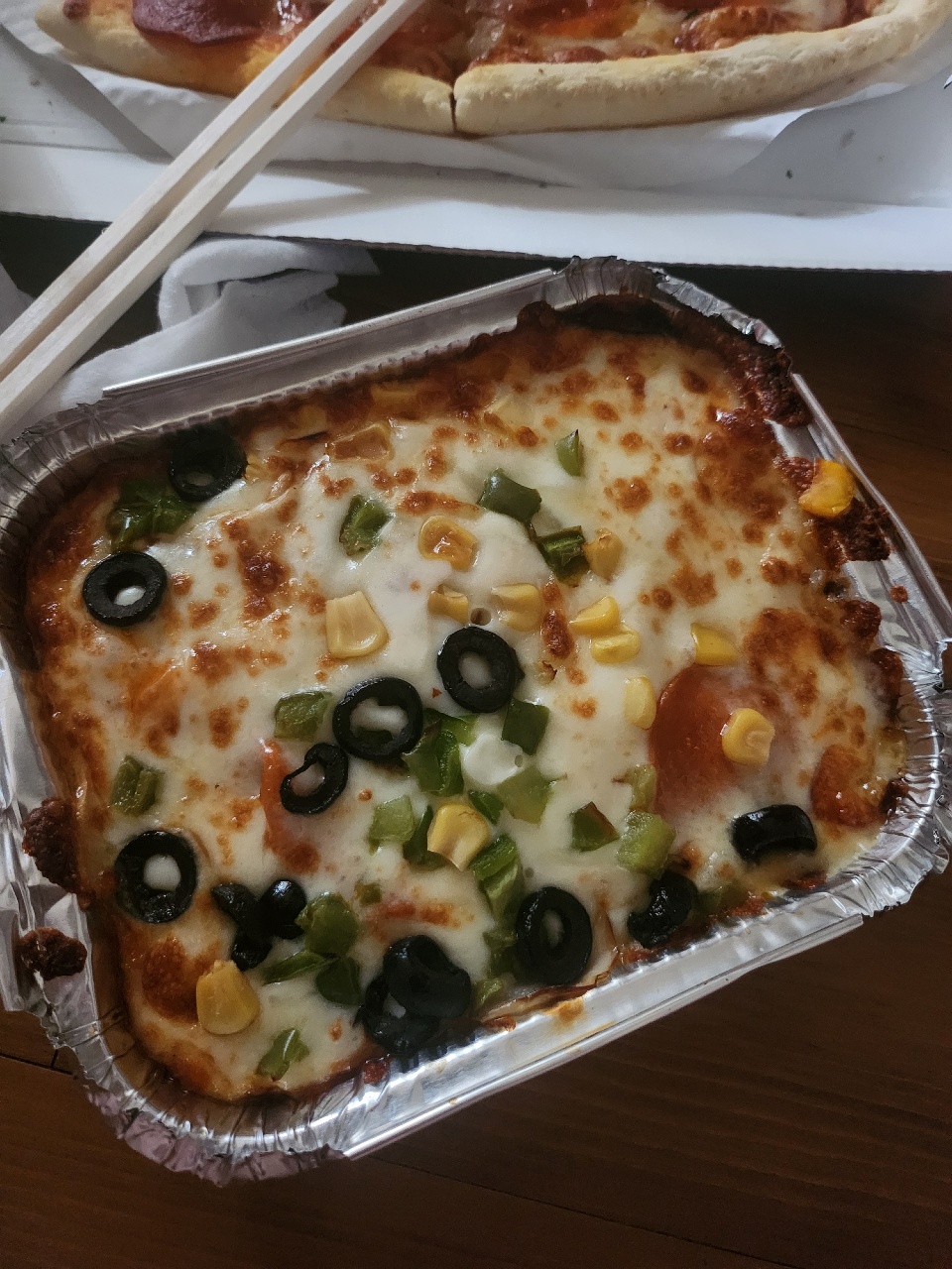 피자와 핫도그가 담긴 배달 식사