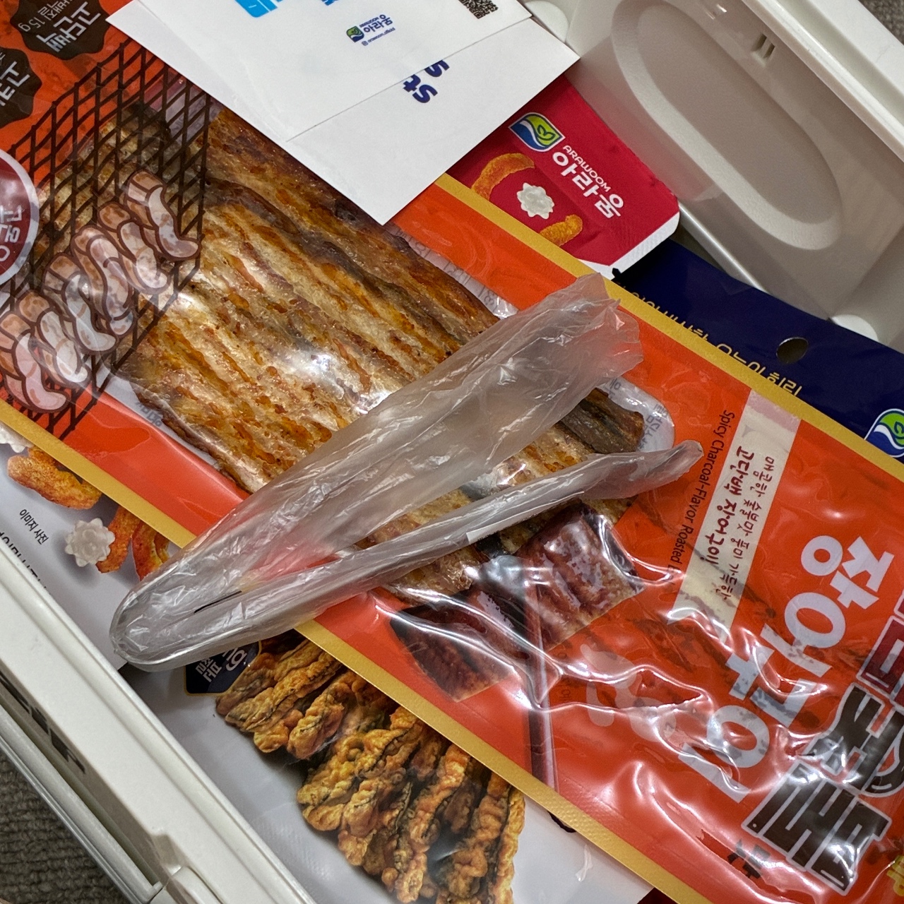 냉동실에 보관된 건어물과 스낵 식품들