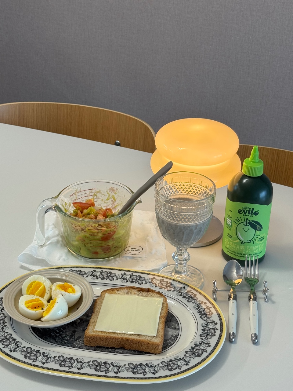 토마토 아보카도 샌드위치