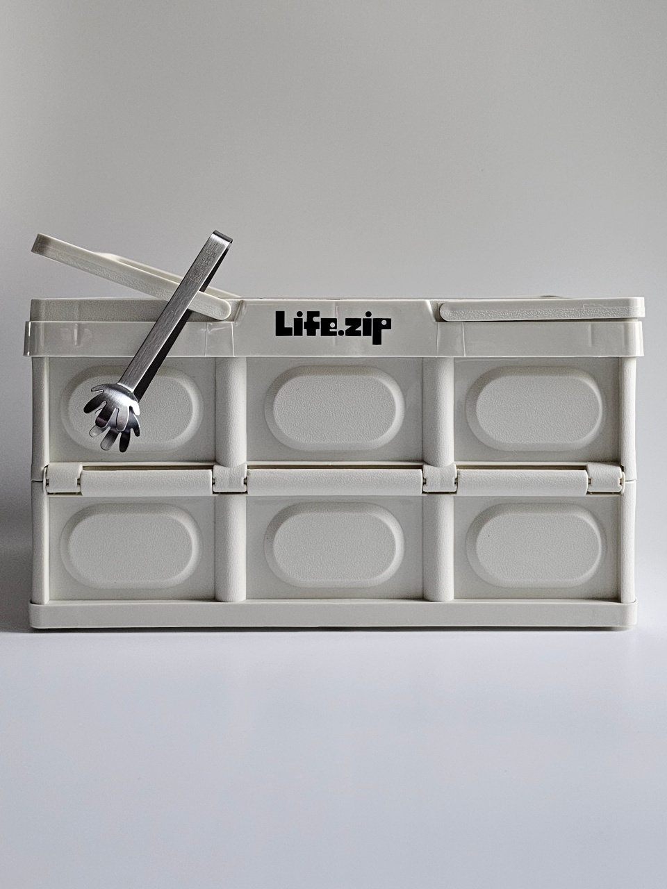 Life.zip 브랜드의 다칸 수납함과 집게 도구