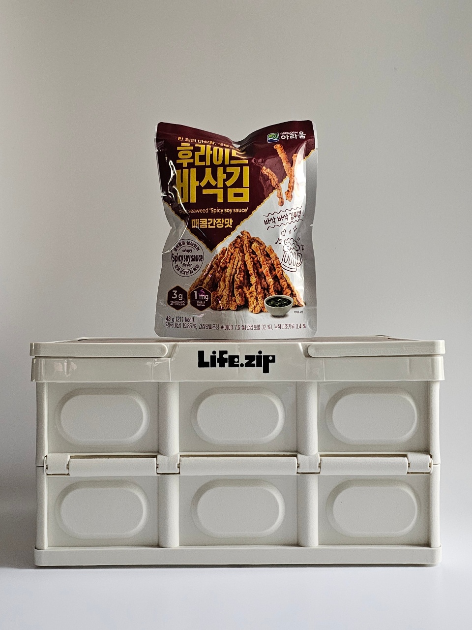 Life.zip 보관함 위에 놓인 매운맛 간식 봉지