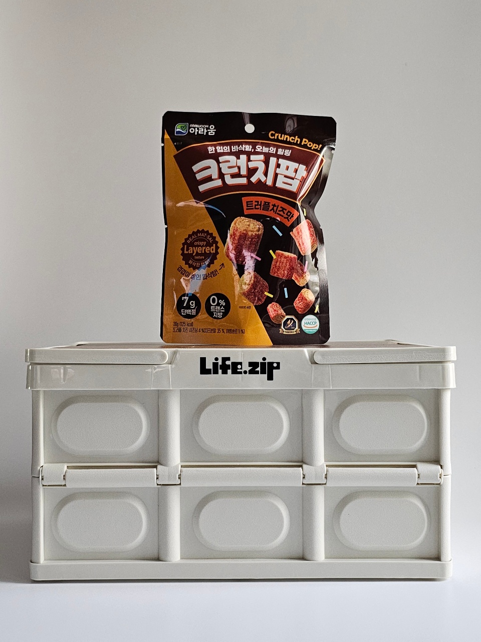 수납함 위에 놓인 한국 과자 스낵 패키지
