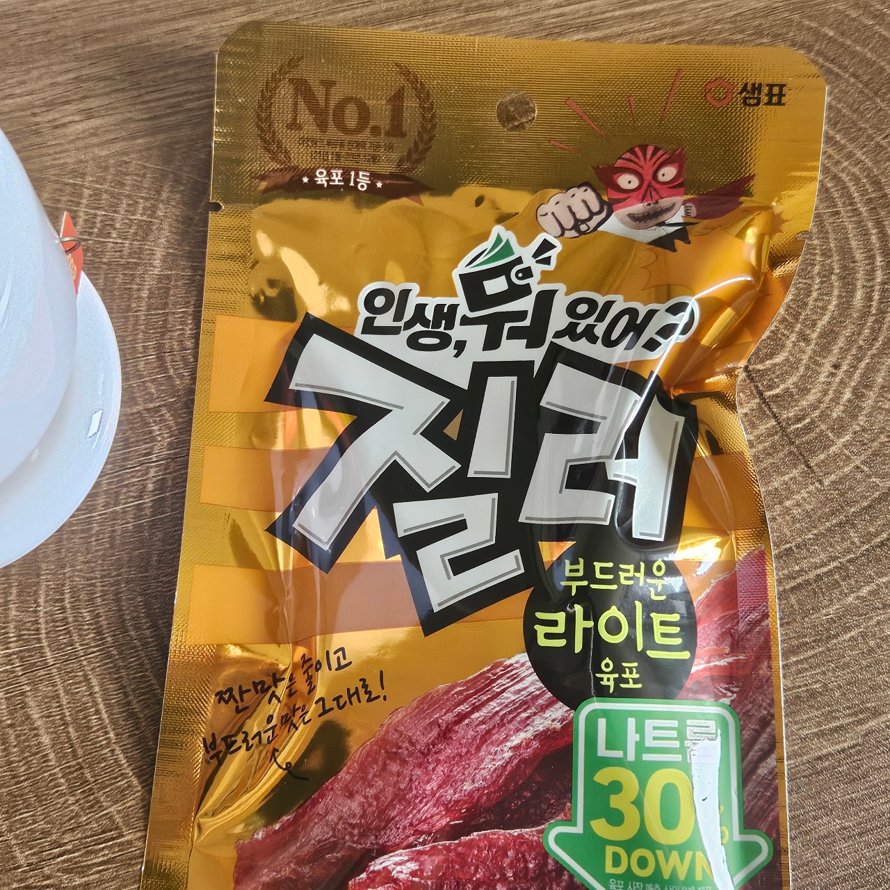 소시지 제품 패키지에 표시된 한글 텍스트와 캐릭터
