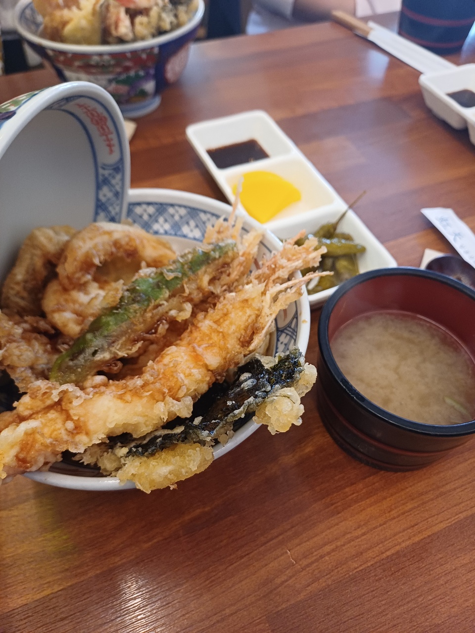 식탁에 차려진 튀김과 국, 소스