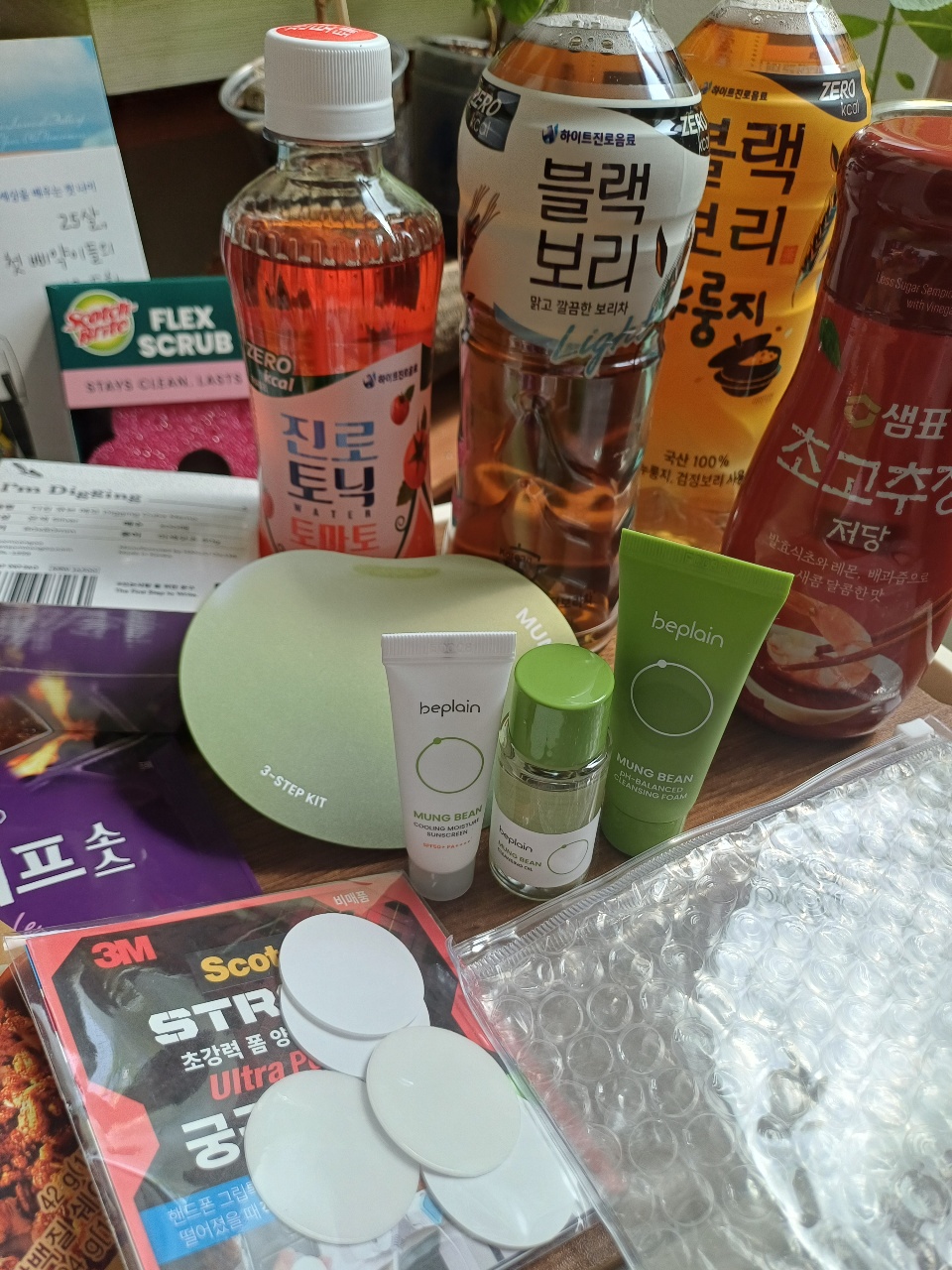 식탁에 놓인 스킨케어 제품과 음료, 생활용품