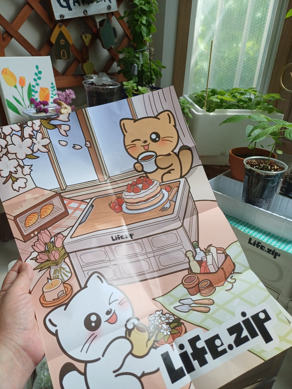 창가의 화분과 그림책, 손으로 들고 있는 고양이 캐릭터 일러스트