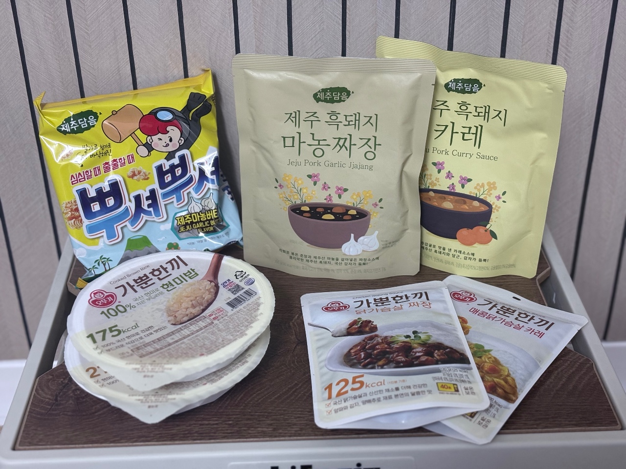 제주 흑돼지 소스와 라면, 밥 등 한식 간편식 제품 모음