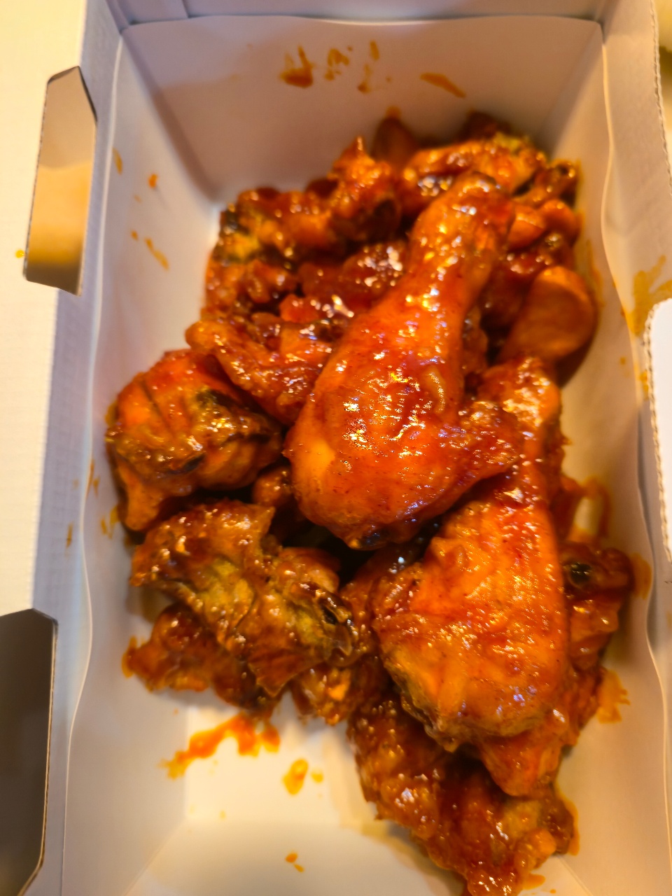 배달 용기에 담긴 양념 치킨